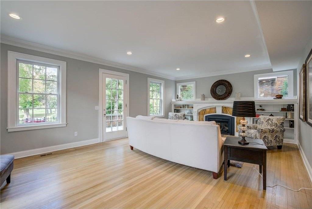 2056 Summit Ave - Photo 4 of 37