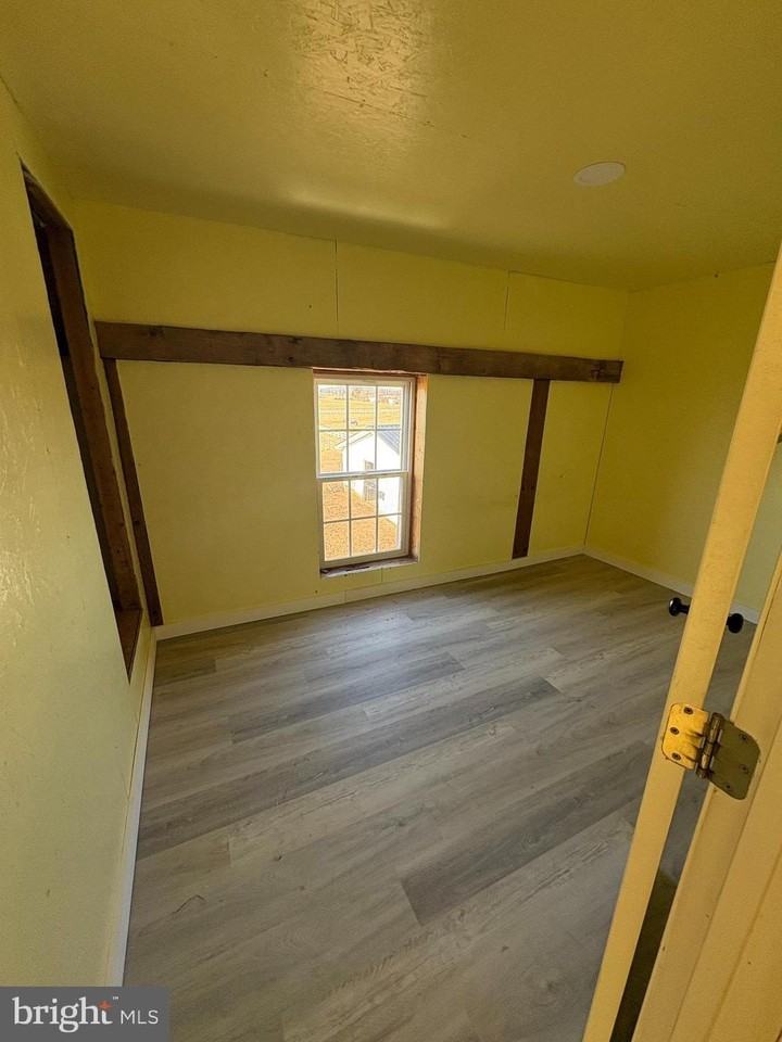 1013 Chrome Rd - Photo 5 of 13