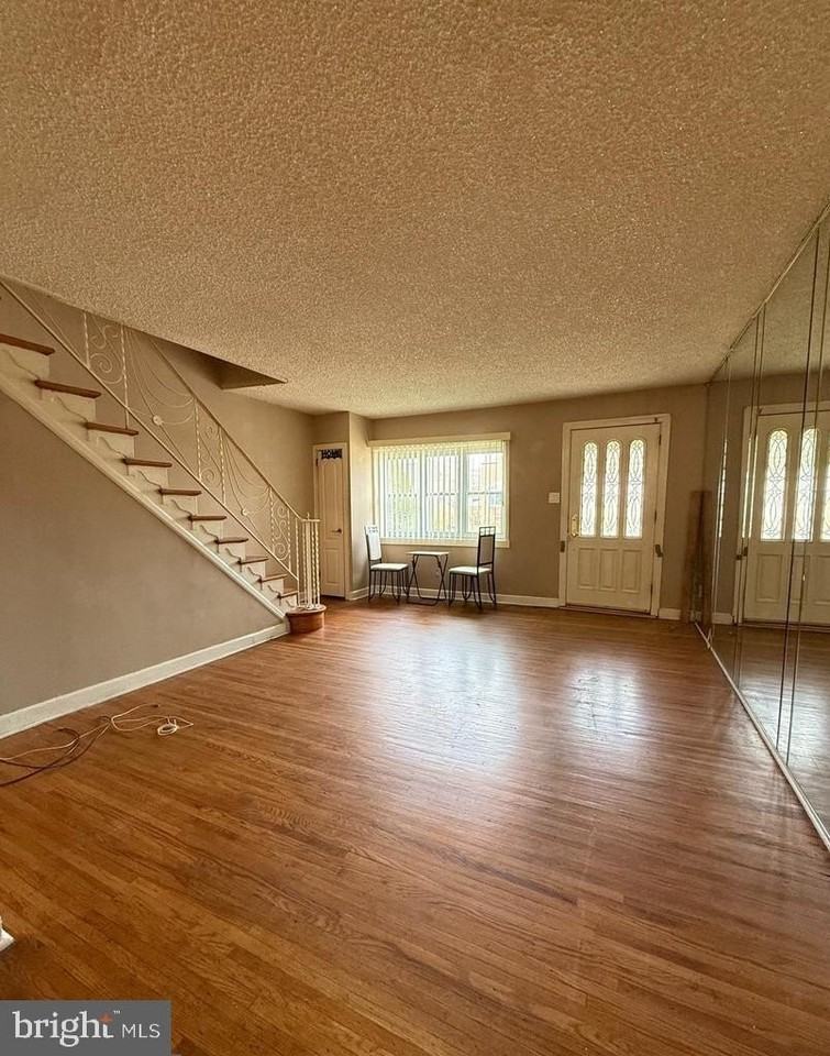 4240 Sheffield Ave - Photo 3 of 8