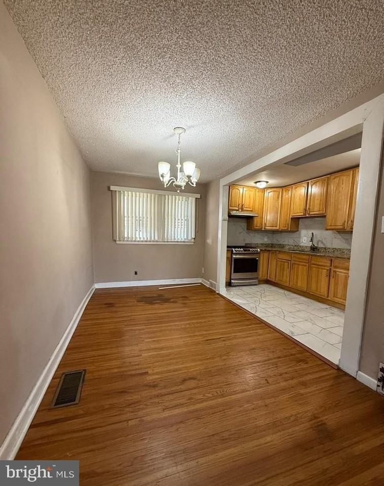 4240 Sheffield Ave - Photo 4 of 8