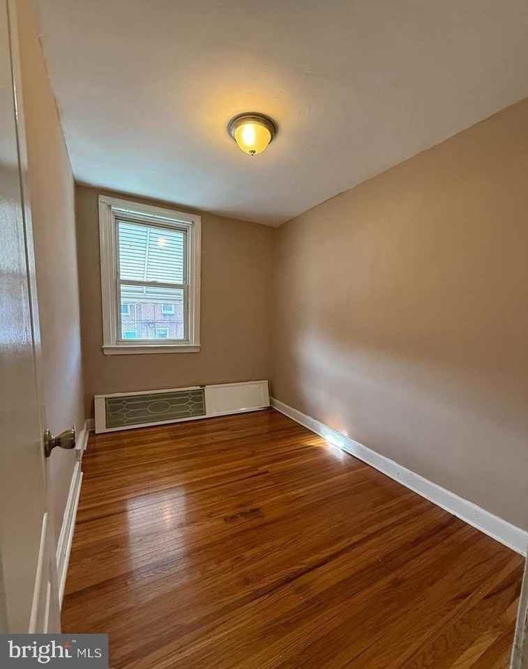 4240 Sheffield Ave - Photo 7 of 8