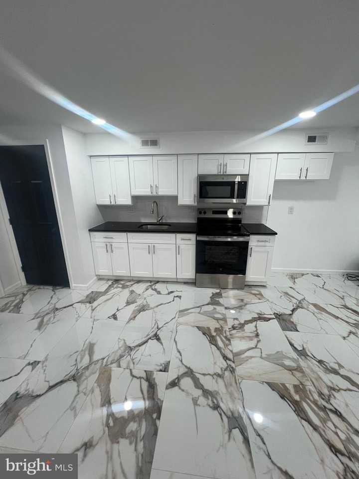 5709 Spruce St - Photo 2 of 9