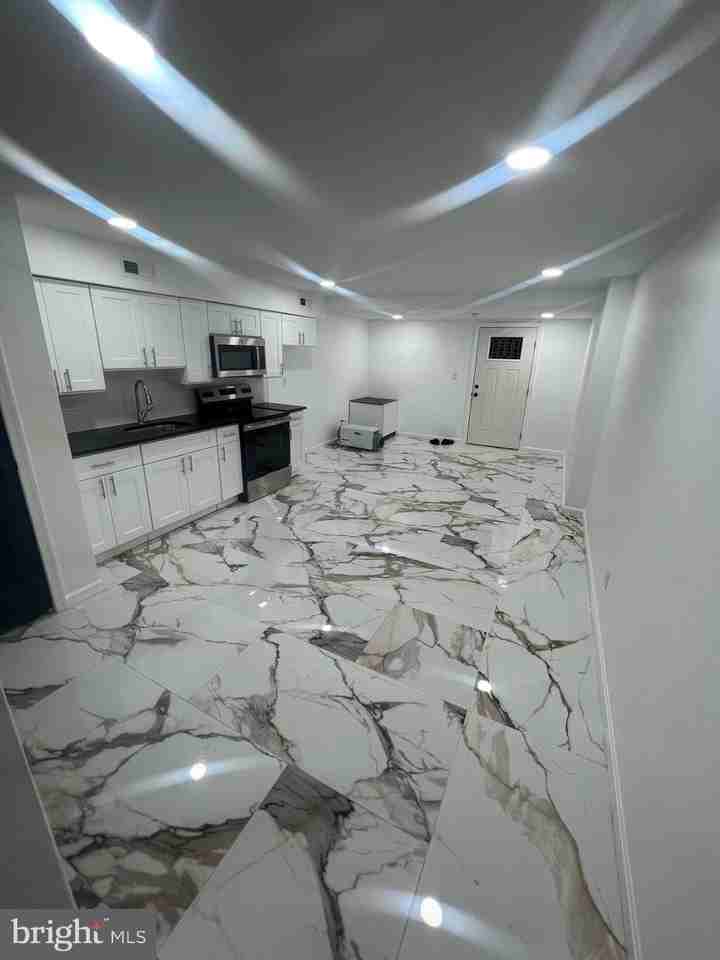 5709 Spruce St - Photo 3 of 9