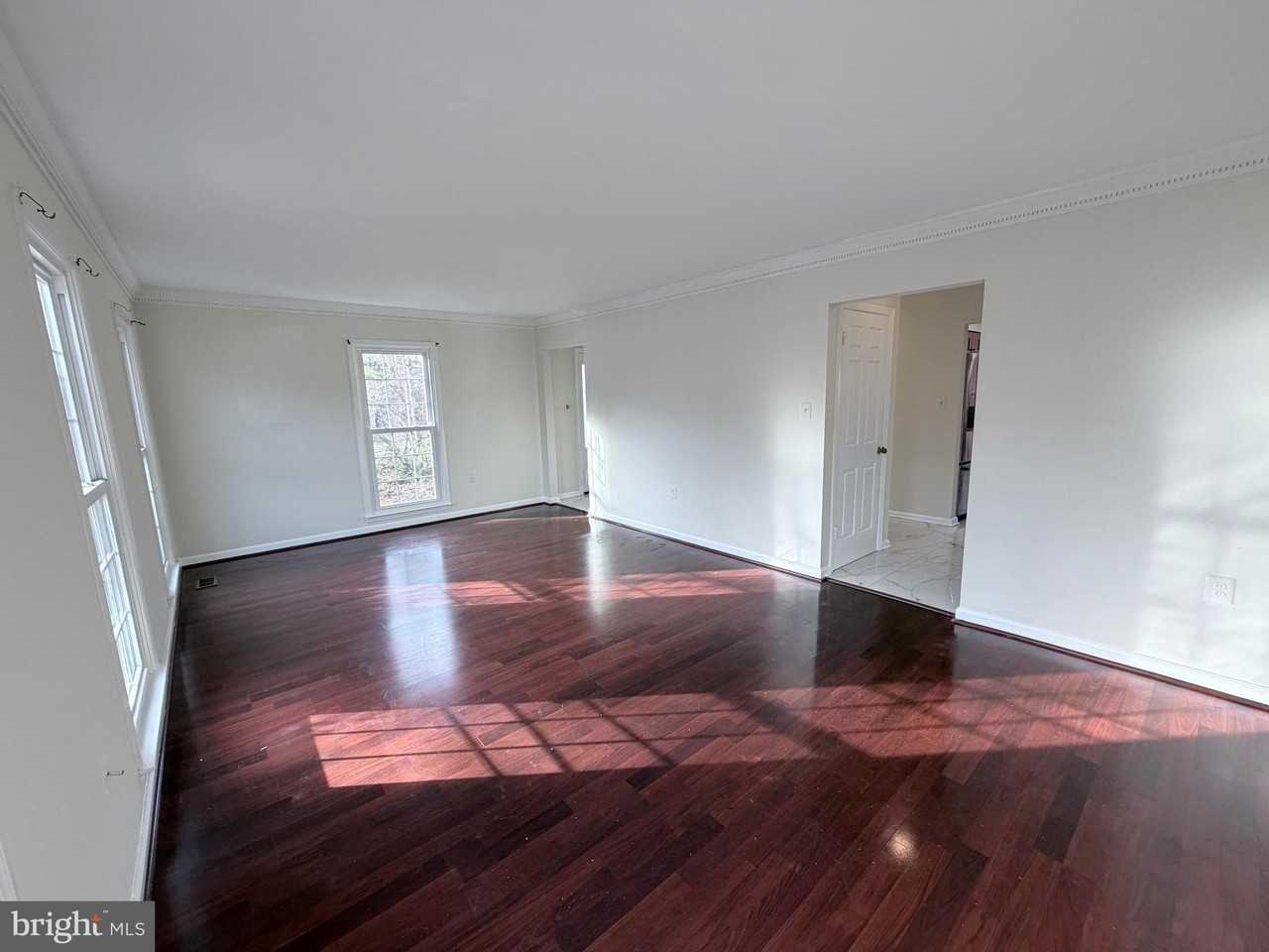 5900 Parenham Way - Photo 7 of 44