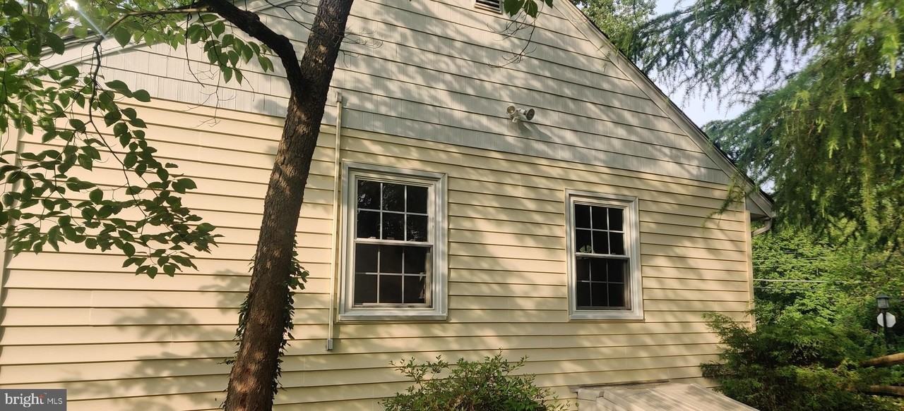 1930 Pimmit Dr - Photo 3 of 10