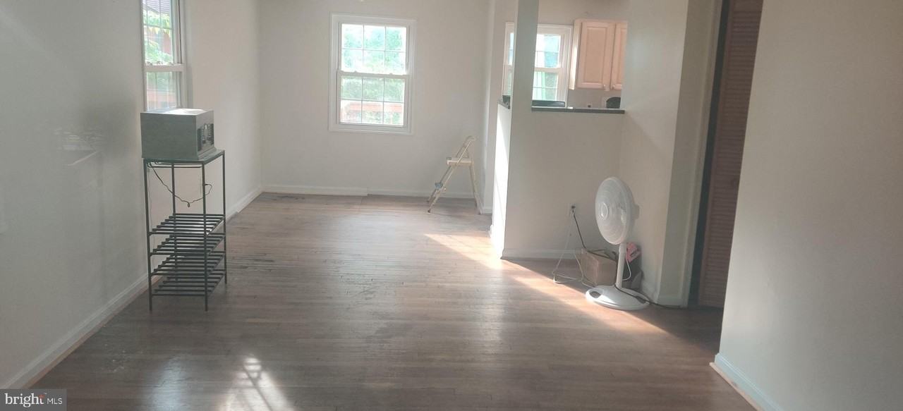 1930 Pimmit Dr - Photo 5 of 10