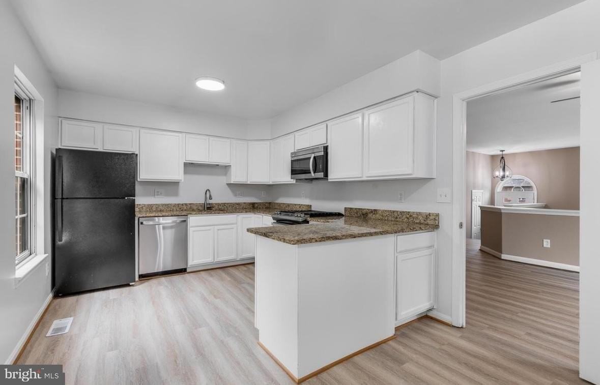 46607 Carriage Ct - Photo 4 of 22