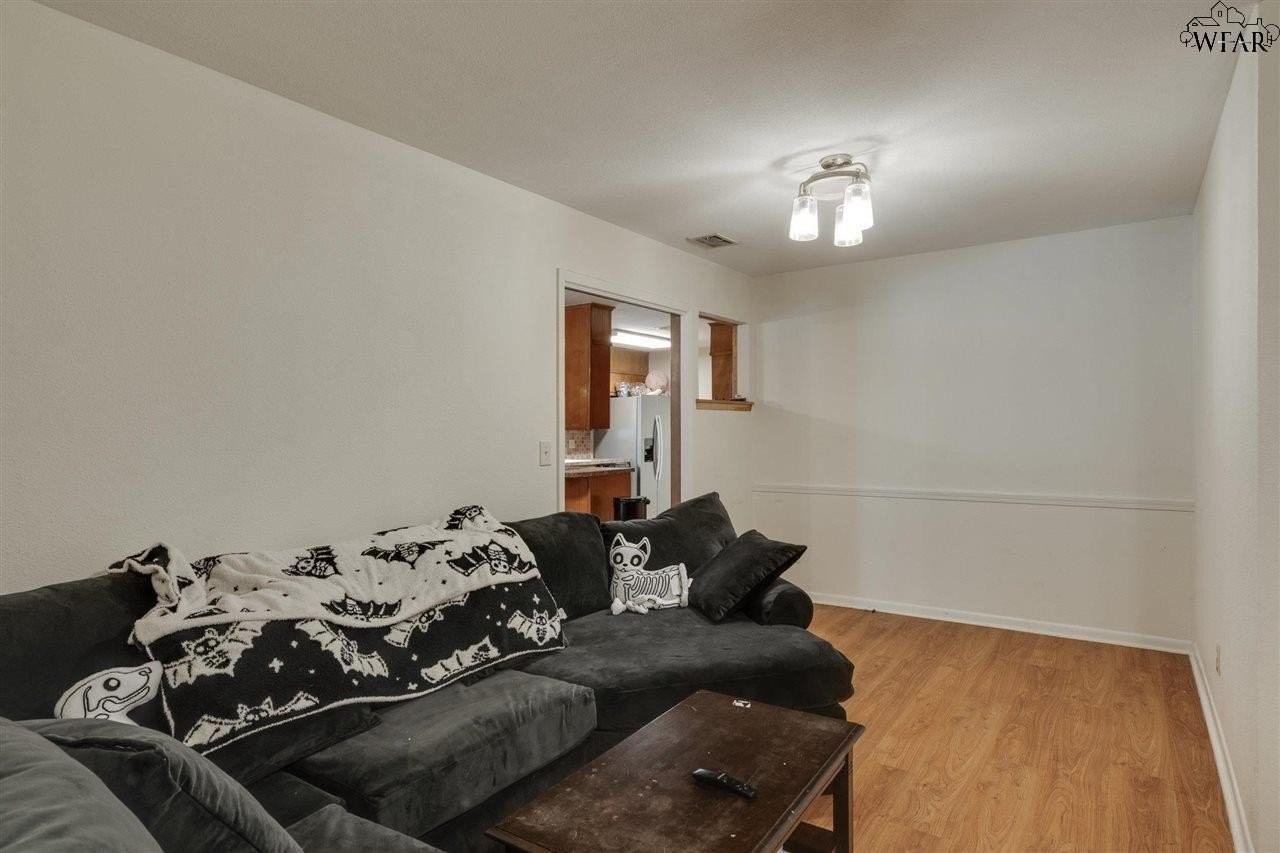 2406 Picadilly Ln - Photo 4 of 30