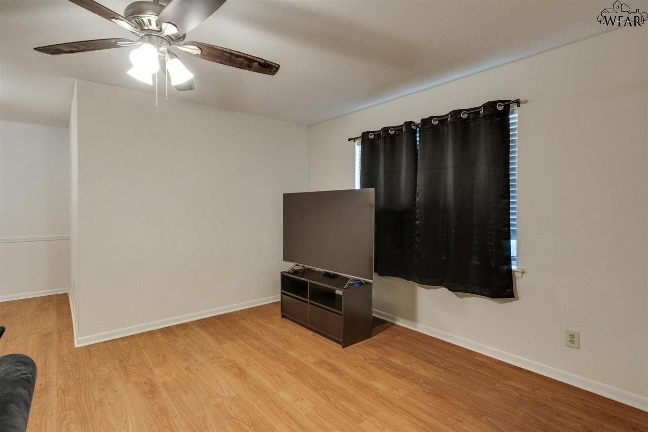 2406 Picadilly Ln - Photo 5 of 30