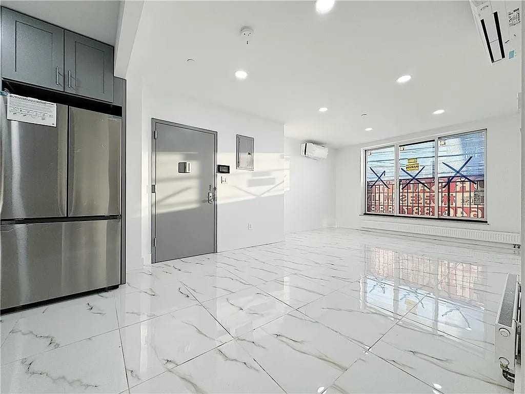 2819 W 17th St - Photo 4 of 15