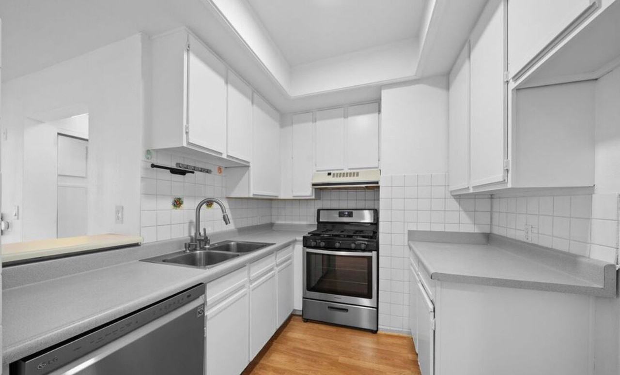 533 S St Andrews Pl #4444 - Photo 2 of 6