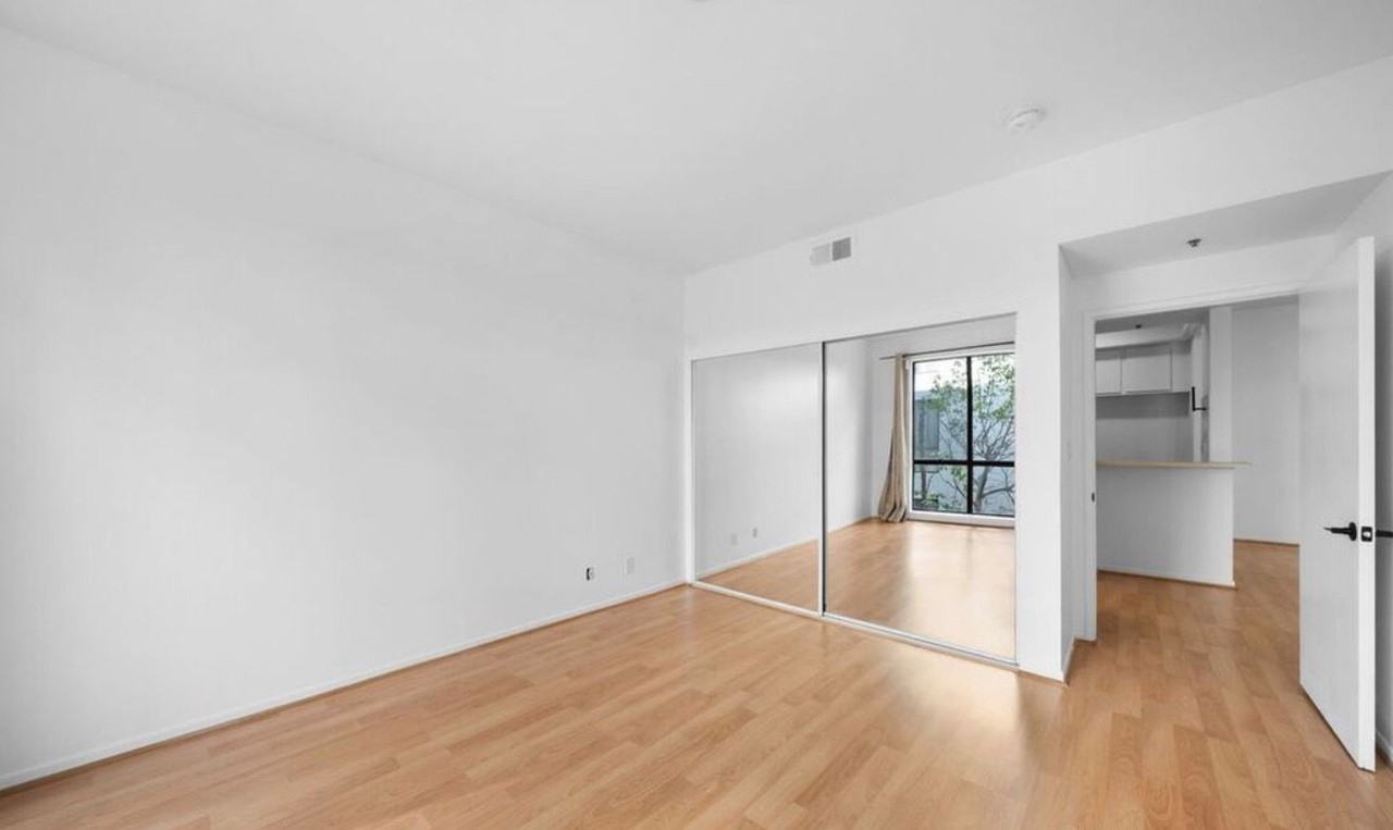 533 S St Andrews Pl #4444 - Photo 4 of 6