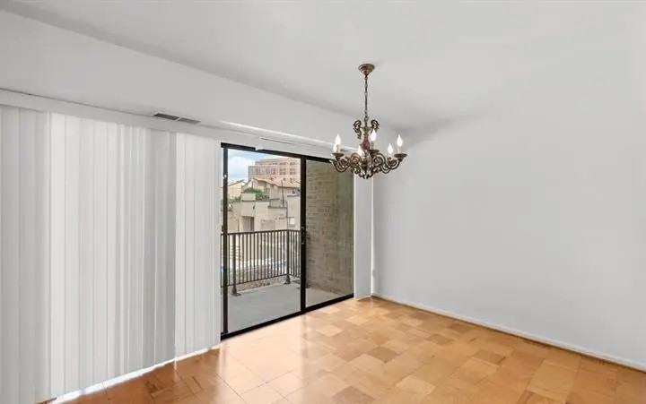 112 Monroe St - Photo 5 of 12