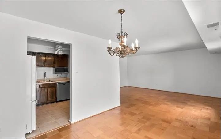 112 Monroe St - Photo 7 of 12