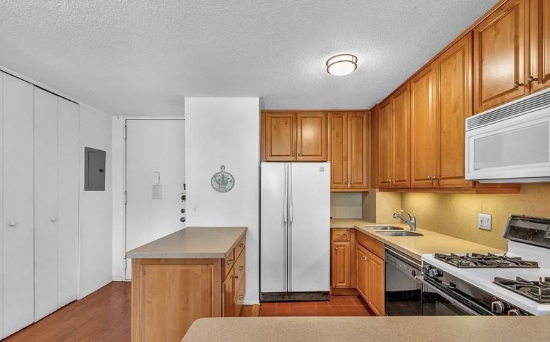 345 E 93rd St #4D - Photo 4 of 11