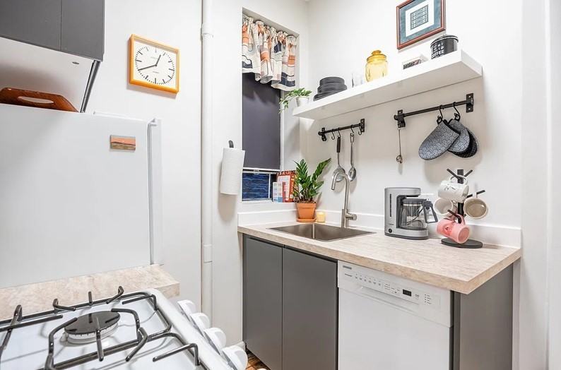 520 W 50th St #B4 - Photo 7 of 9