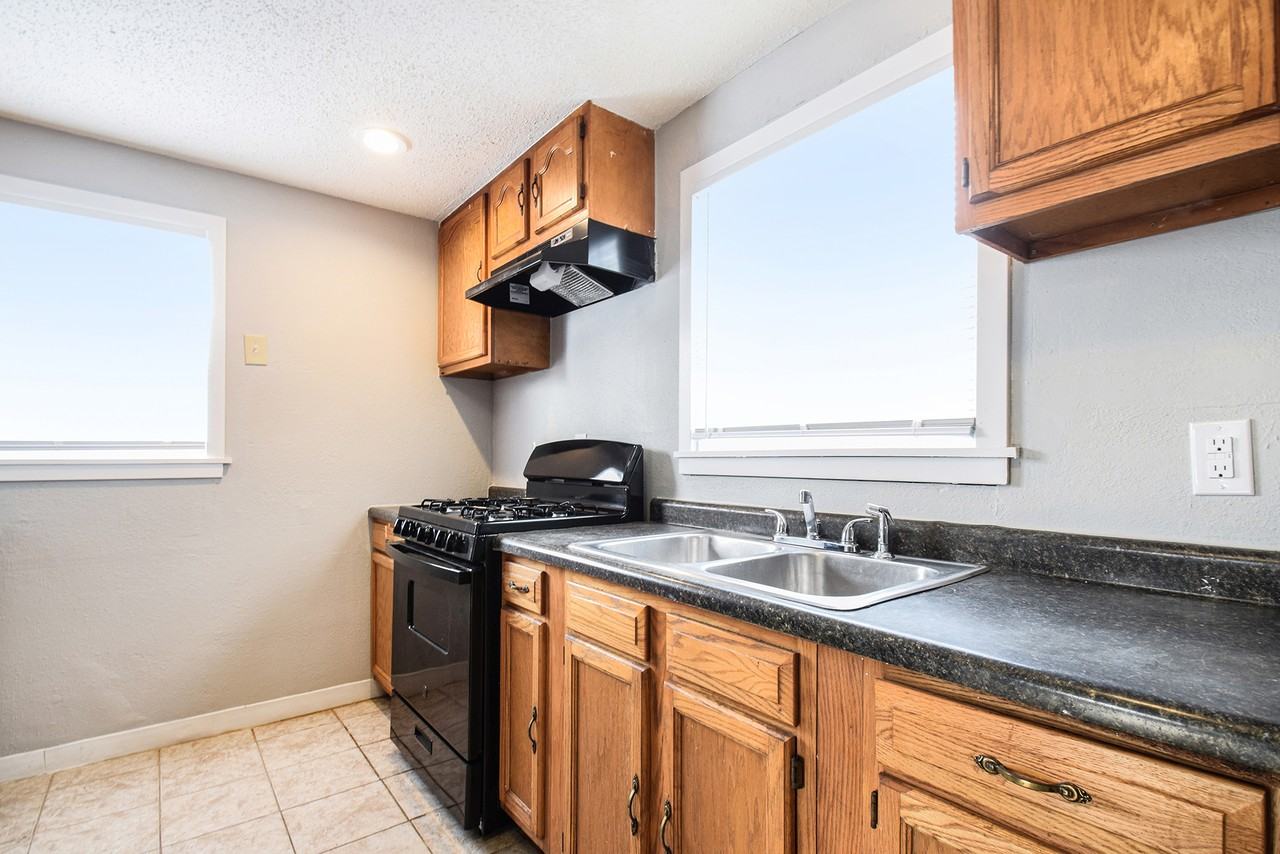 2416 Crest Ave - Photo 3 of 17