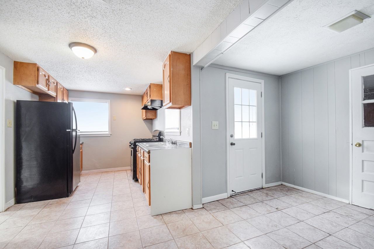 2416 Crest Ave - Photo 4 of 17