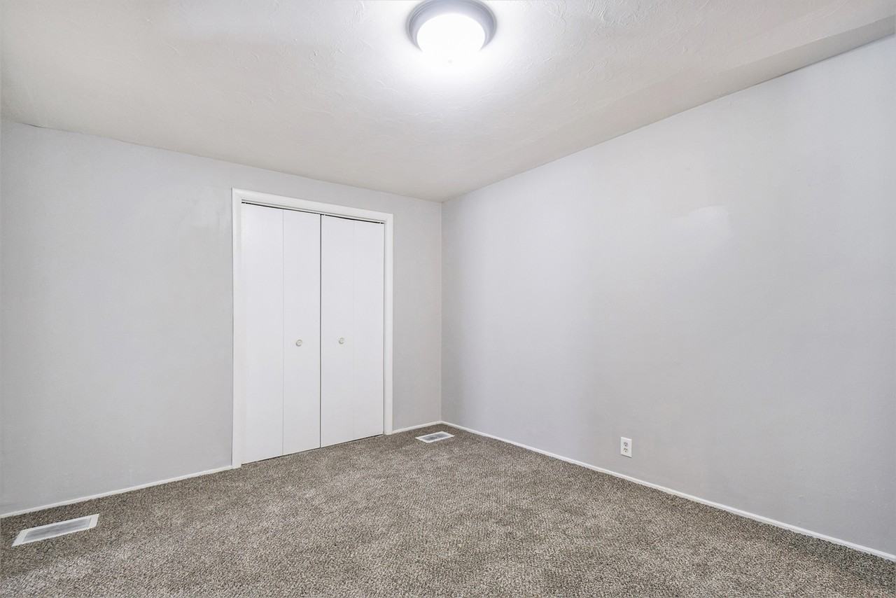 2416 Crest Ave - Photo 7 of 17