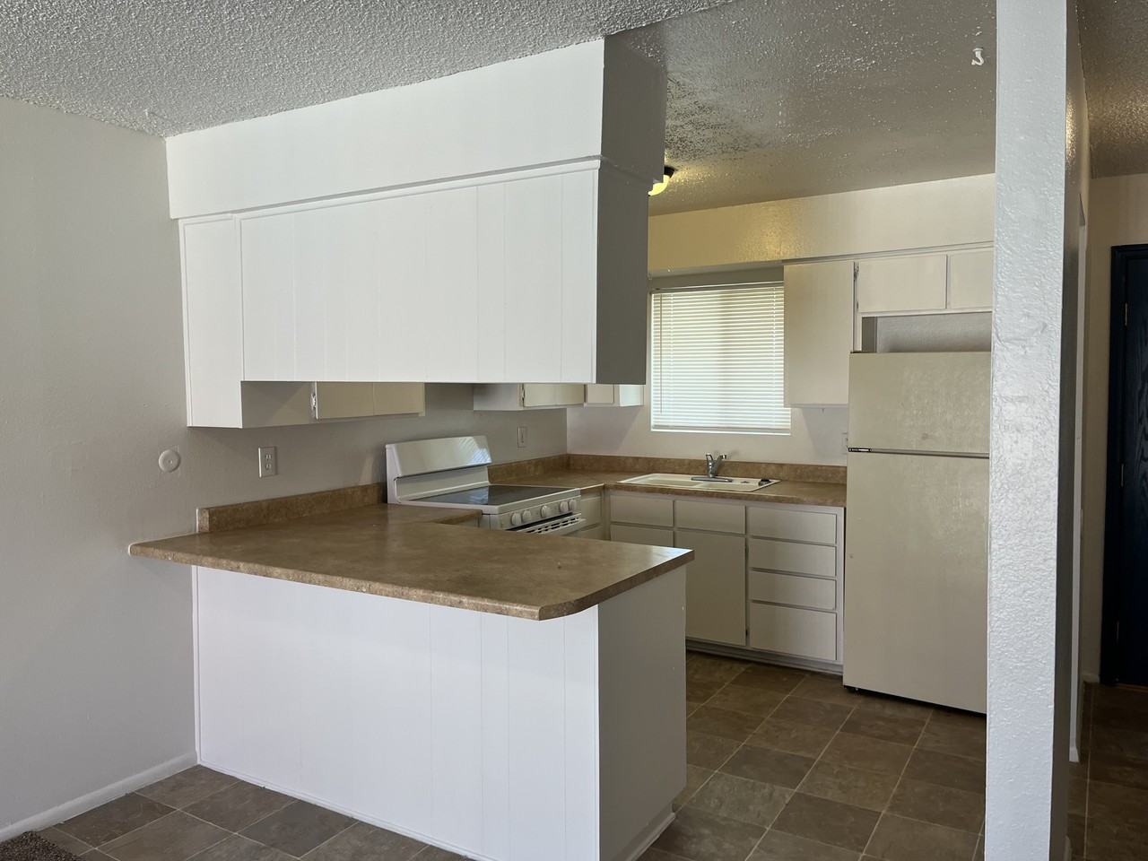 1004 Chelwood Park Blvd Ne - Photo 7 of 34