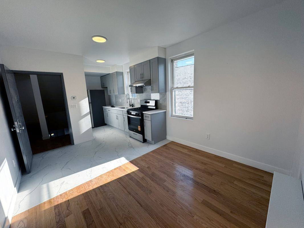 8538 91st St - Photo 2 of 7