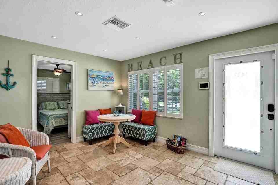 1433 Northeast 27th Street - Photo 5 of 6