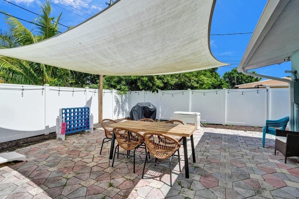 1433 Northeast 27th Street - Photo 3 of 6