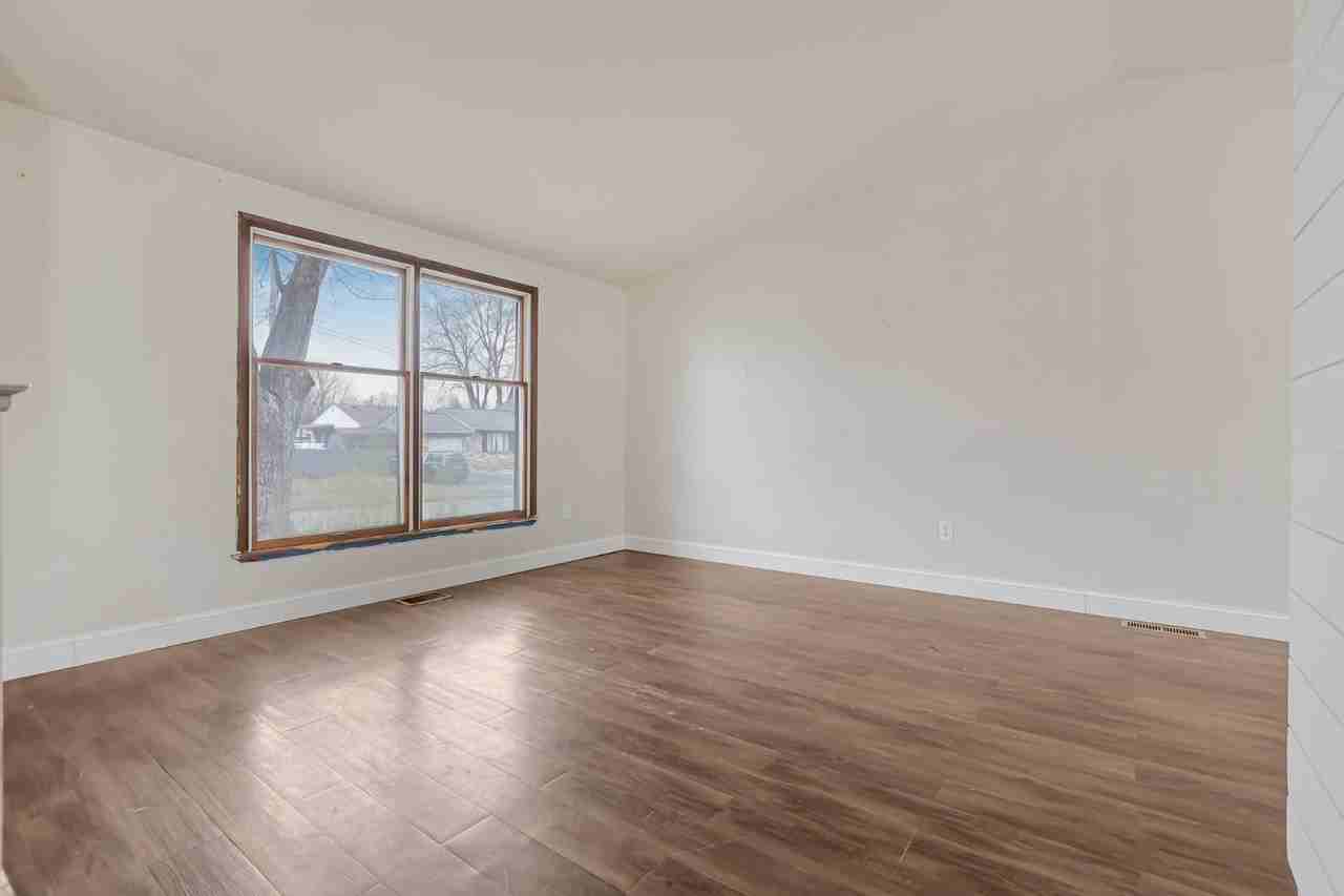 2543 Stonington Ave - Photo 5 of 20