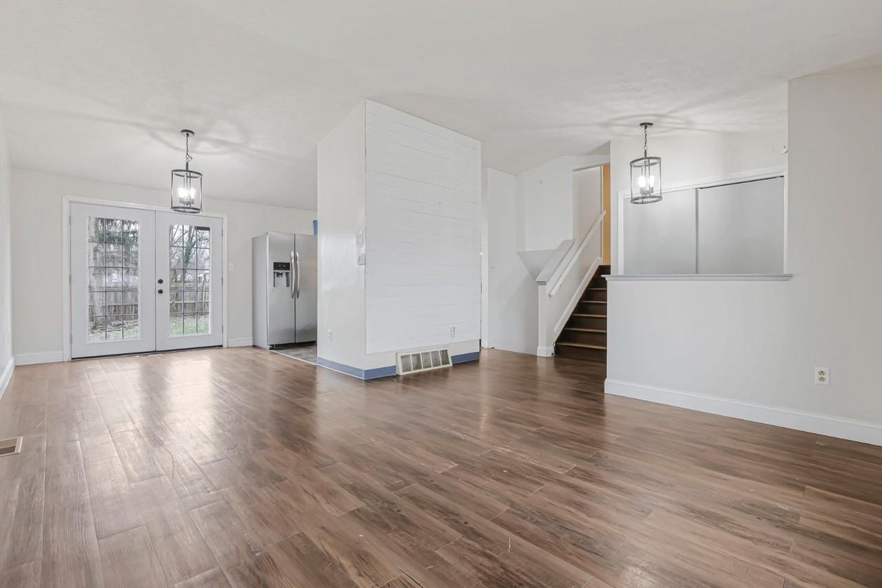 2543 Stonington Ave - Photo 6 of 20