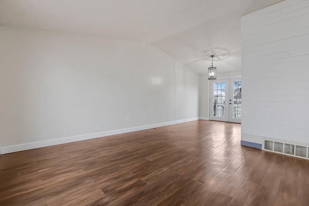 2543 Stonington Ave - Photo 7 of 20