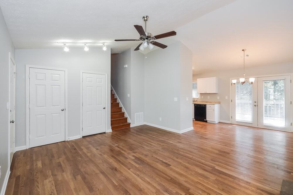 381 Canterbury Ln - Photo 5 of 18