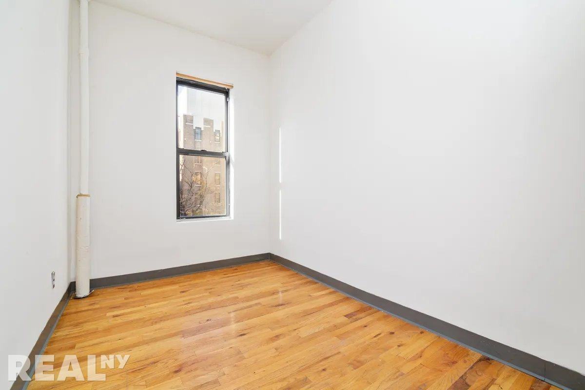 E 14th St #11 - Photo 4 of 8