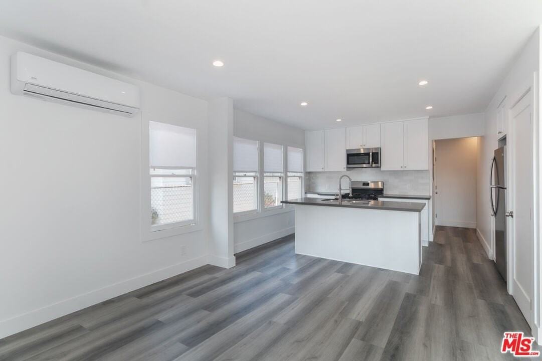 2303 W 30th St - Photo 3 of 19