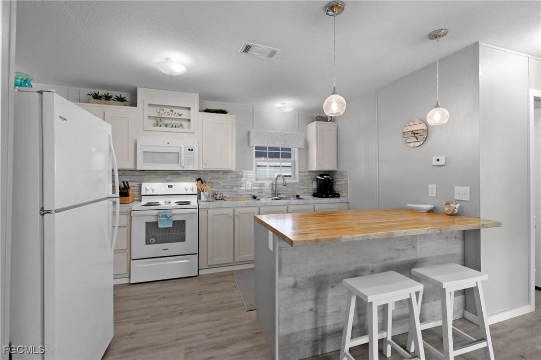 1747 Beverly Dr - Photo 4 of 31