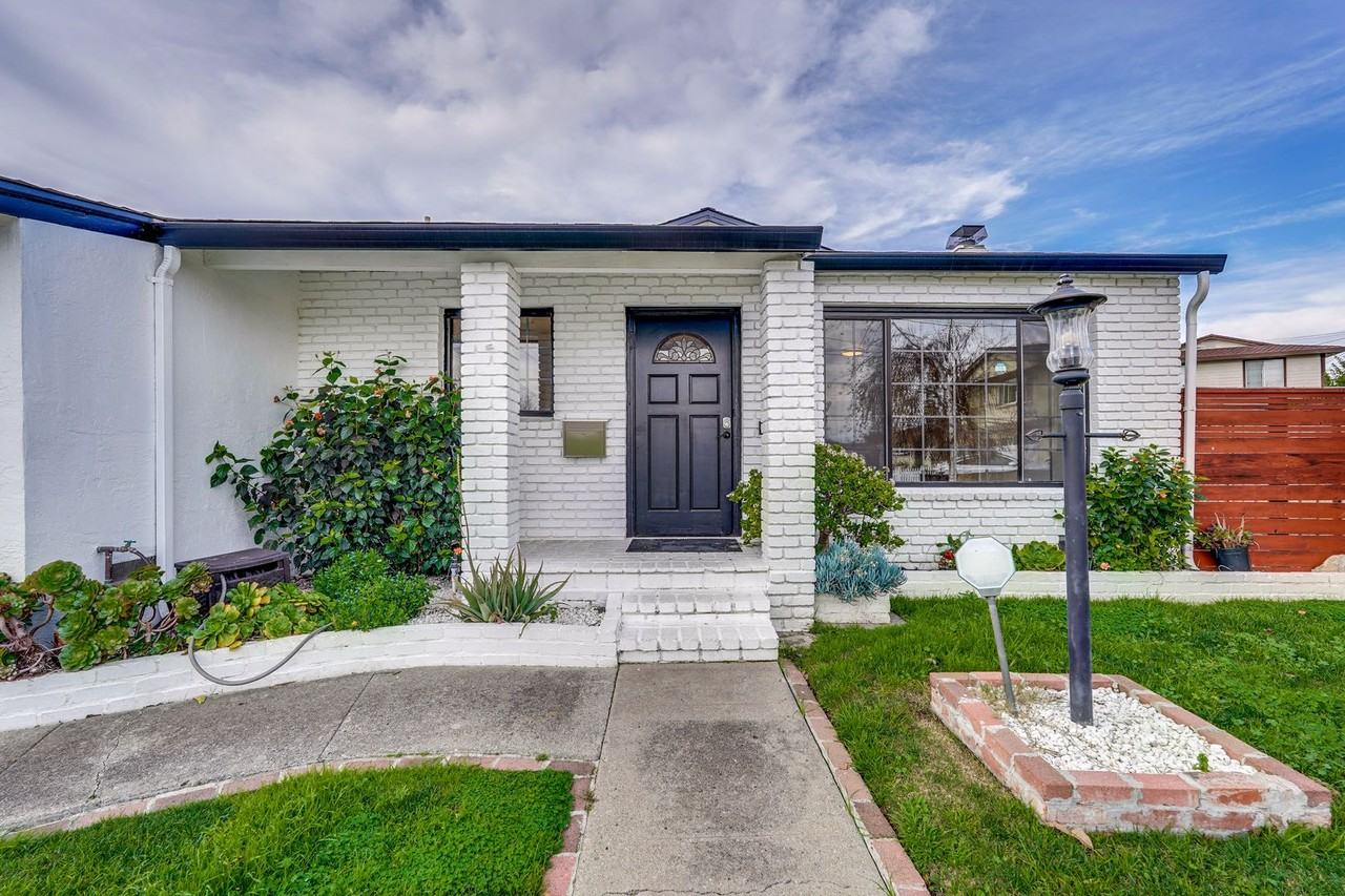 36235 Landes Pl - Photo 4 of 50