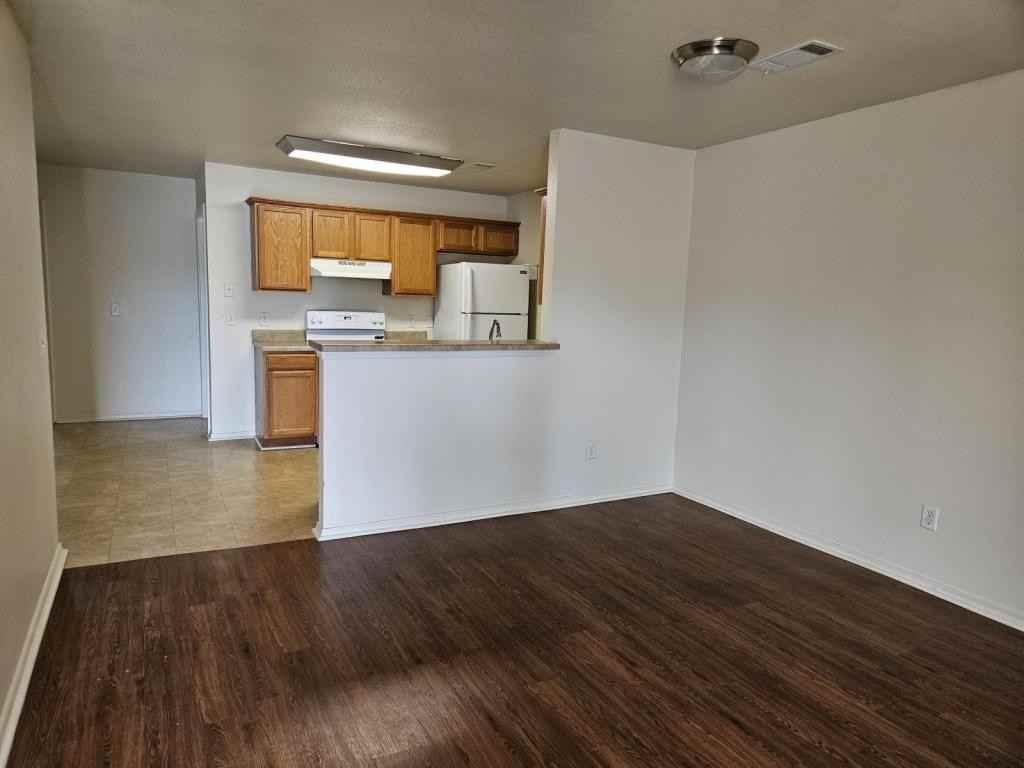 2301 Talladega St - Photo 3 of 9