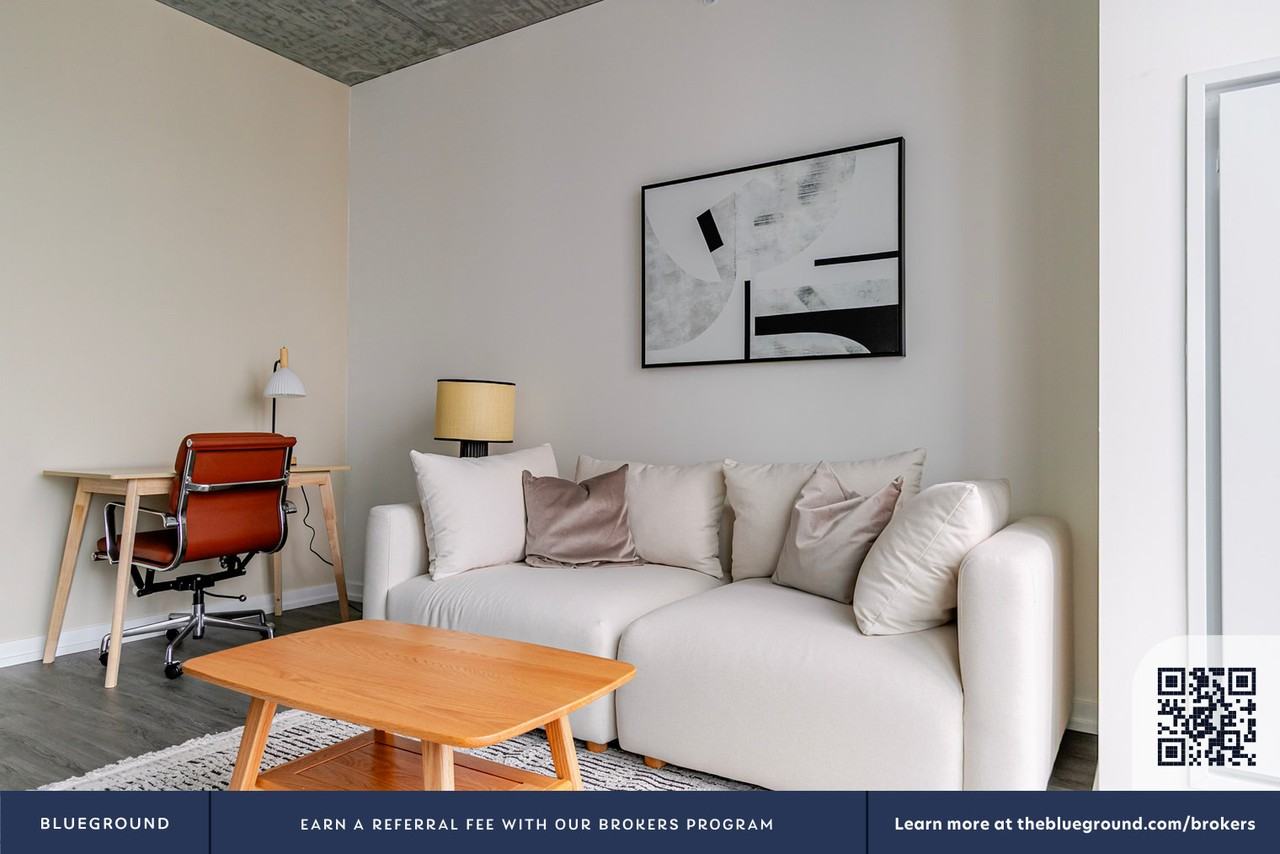 460 W Chicago Ave #1352 - Photo 5 of 31