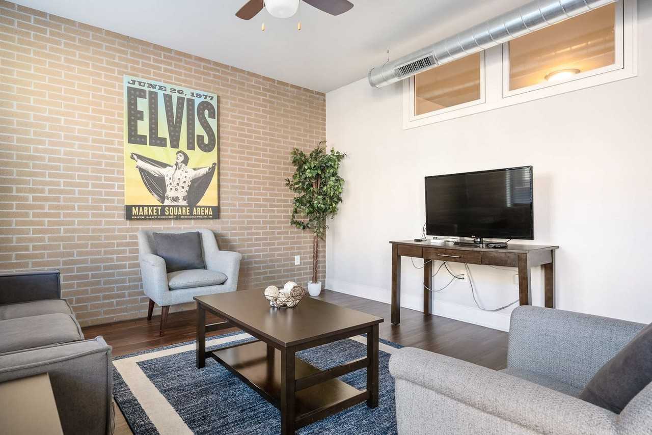 235 S Delaware St #1364142P - Photo 5 of 45