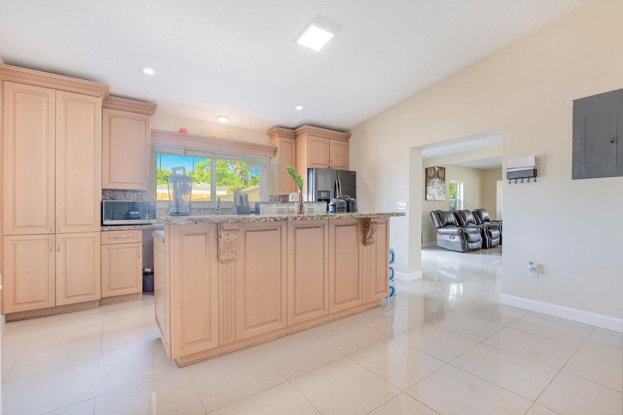 6824 Sw 5th St - Photo 3 of 32