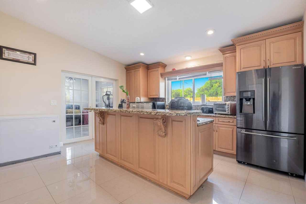 6824 Sw 5th St - Photo 4 of 32