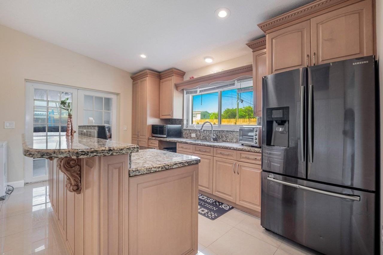 6824 Sw 5th St - Photo 5 of 32