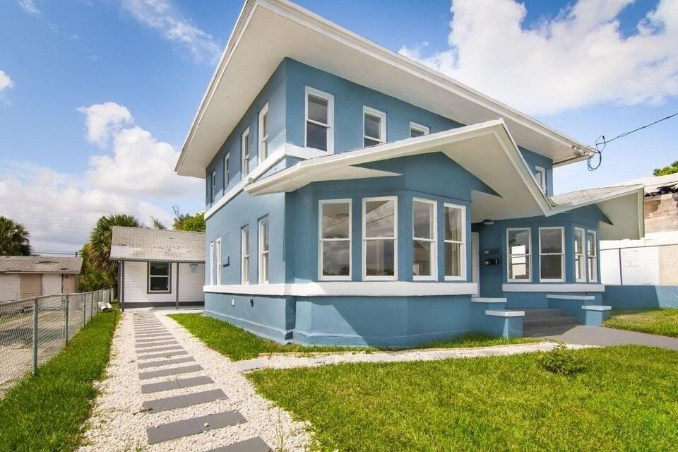 815 6th St - Photo 2 of 6