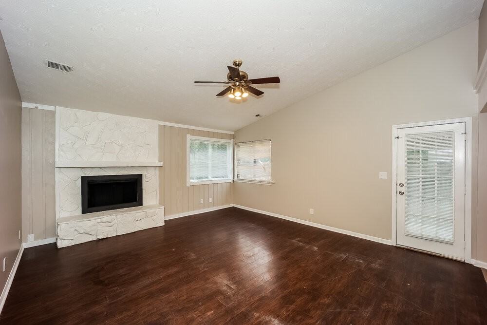 596 Post Oak Rd - Photo 6 of 19