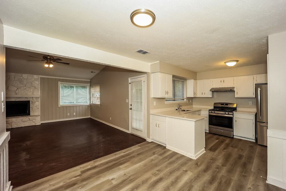 596 Post Oak Rd - Photo 7 of 19