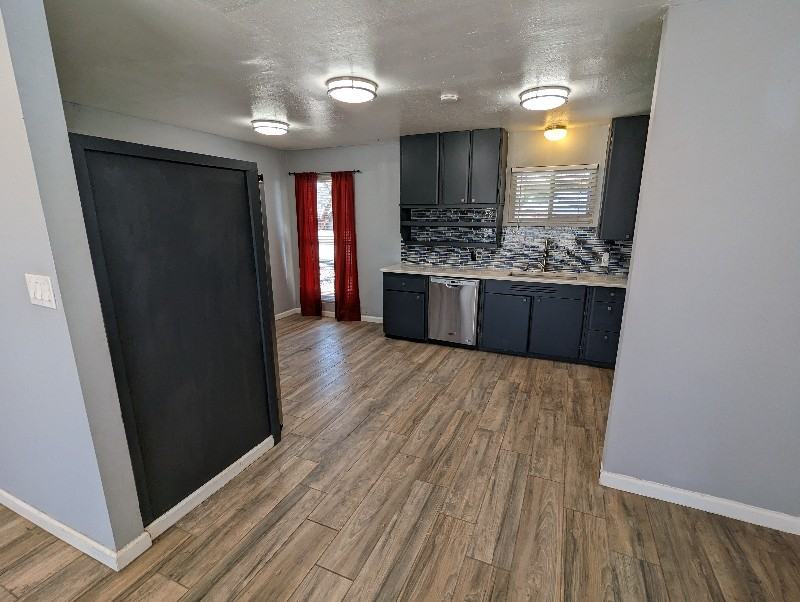 1420 Glenwood Ave - Photo 3 of 24