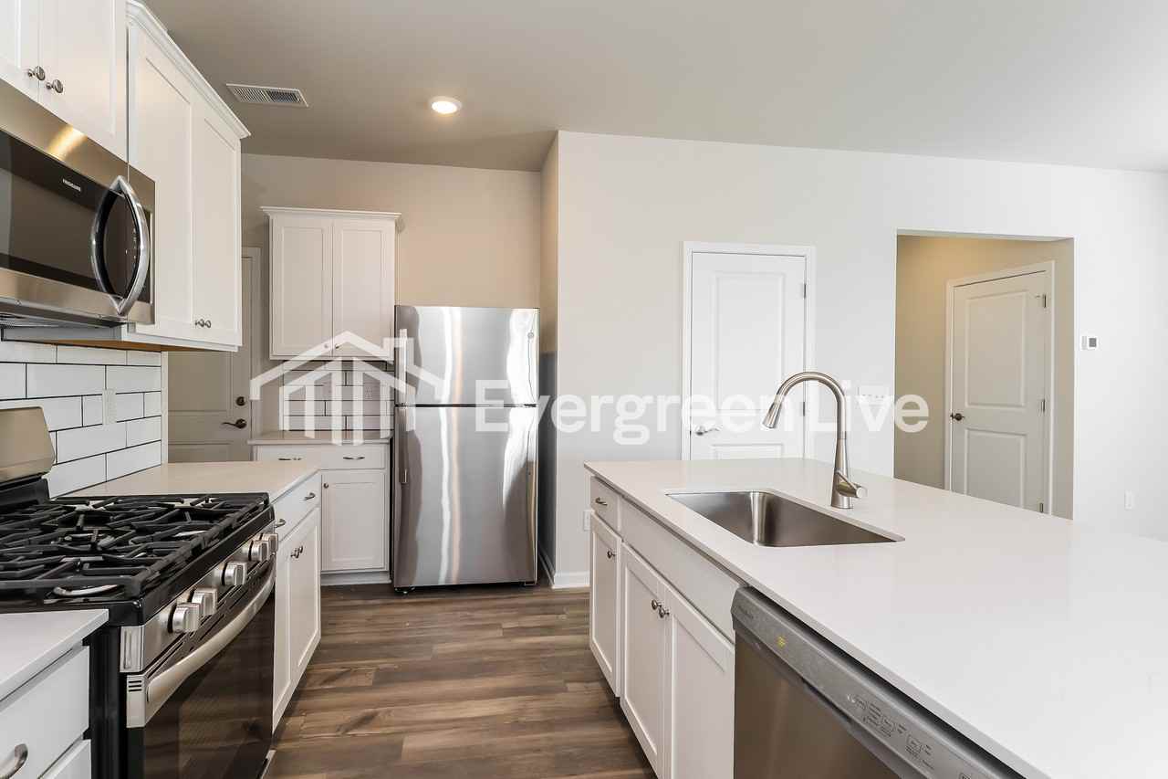 1703 Heron Ct - Photo 4 of 15