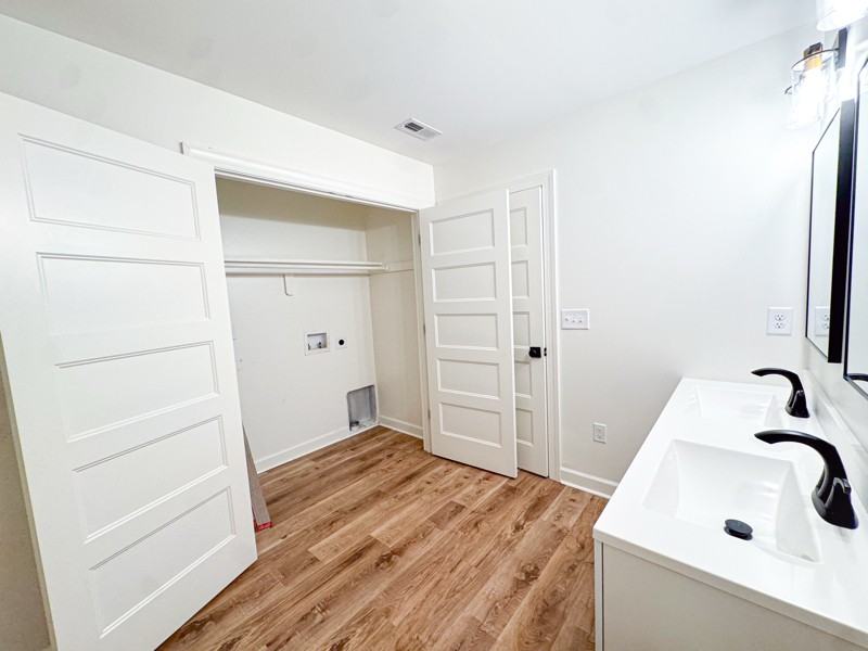 134 N Clarendon Dr - Photo 4 of 10