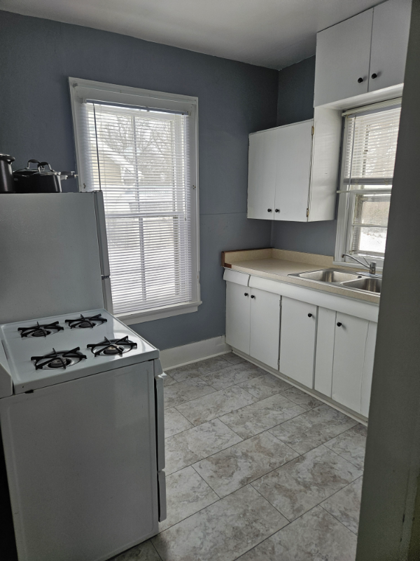 842 Capital Ave Ne #2 - Photo 4 of 12