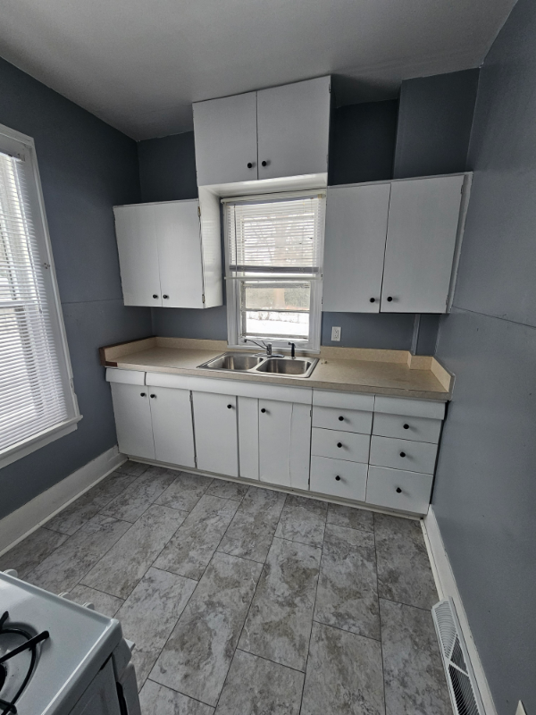 842 Capital Ave Ne #2 - Photo 5 of 12