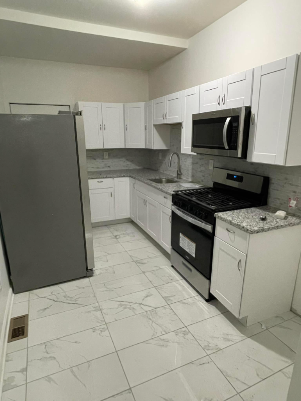 1702 1/2 Walnut St - Photo 3 of 12